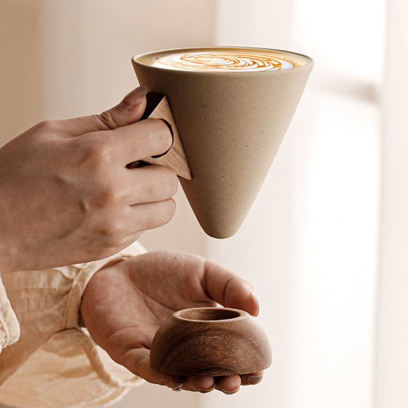 Rustik Kaffekopp i Grovkeramik med Trähandtag