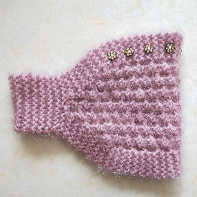 Stickat Pannband med Blommiga Detaljer – Värmande & Mångsidigt