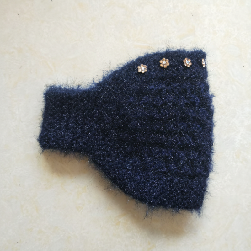 Stickat Pannband med Blommiga Detaljer – Värmande & Mångsidigt