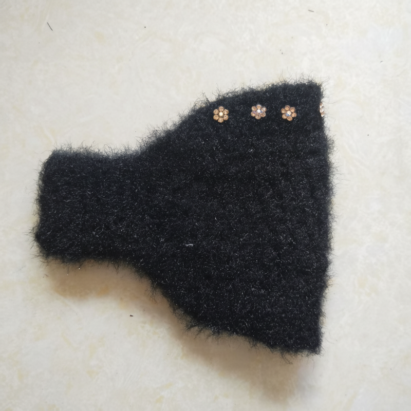 Stickat Pannband med Blommiga Detaljer – Värmande & Mångsidigt